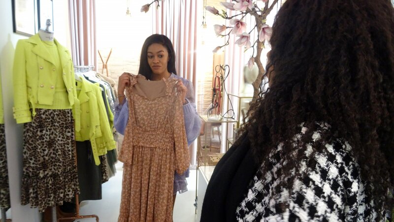 Kandidatin Sonia (l.) und Shoppingbegleitung Sabrina. – Bild: TVNOW /​ Constantin Ent.