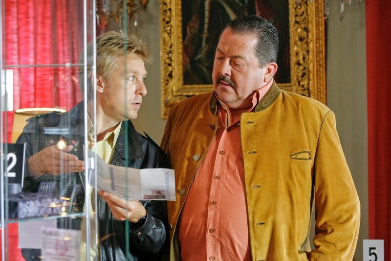 Polizist Michi Mohr (Max Müller, li.) informiert Kommissar Korbinian Hofer (Joseph Hannesschläger, re.) über den Tathergang. – Bild: ORF/​ZDF/​Christian A. Rieger