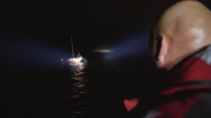 Nachteinsatz für die Seenotretter der DGzRS-Station Warnemünde. – Bild: NDR/​ Kinescope Film