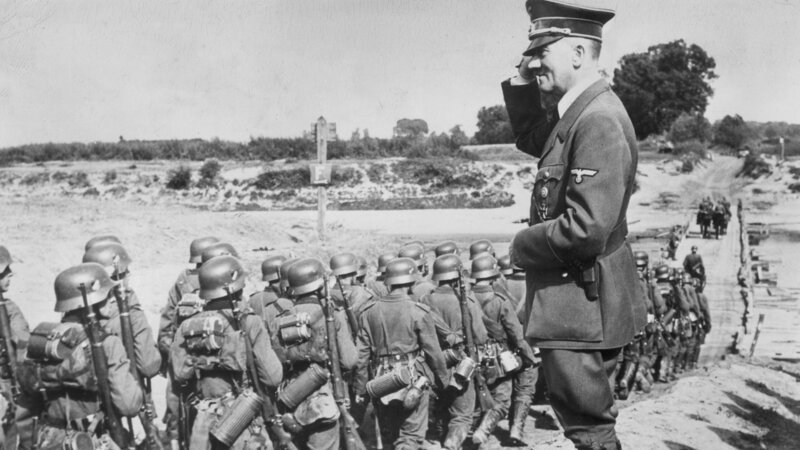 Der deutsche Führer Adolf Hitler salutiert während der Besetzung Polens durch die Nazis vor seiner Truppe – Bild: RTL /​ Getty Images
