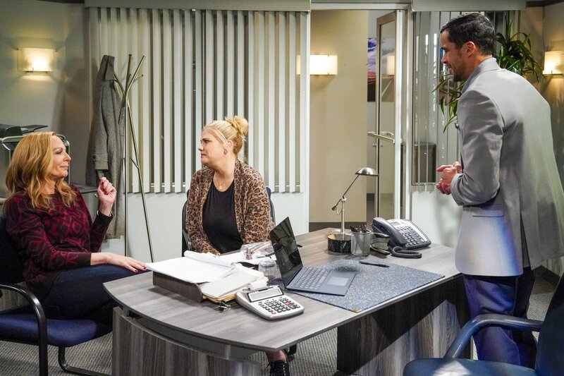 (v.li.): Allison Janney (Bonnie), Kristen Johnston (Tammy), Matt Cedeño (Vincent). – Bild: ORF/​Tele-München/​Warner/​CBS/​Robert Voets