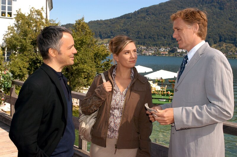 Schlosshotel Orth „Die Muse“. Im Bild: Rene Hofschneider, Susanne Schäfer, Albert Fortell. – Bild: ORF/​Hubert Mican