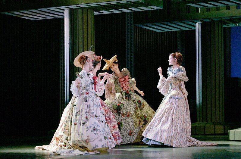 Angelin Preljocajs Ballett löst die Grenzen zwischen Tradition und Avantgarde elegant auf. – Bild: Laurent Philippe/​OnP