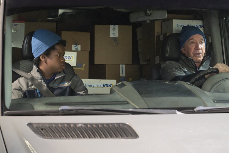 L-R: Devin Bright als Noel und Tim Allen als Weihnachtsmann – Bild: Disney