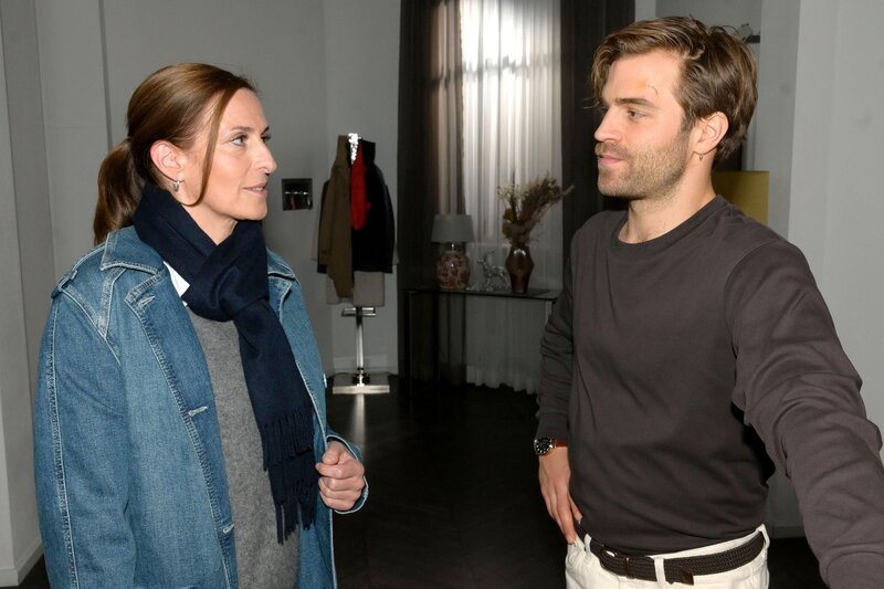Katrin (Ulrike Frank) rechnet Julian (Onno Buß) hoch an, dass er Johanna schützen will. – Bild: RTL /​ Rolf Baumgartner /​ Schlechtes Gewissen