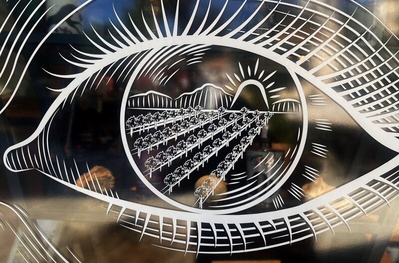 Brikenas Zeichnung – auch das Symbol ihres Weinbrandes „Syrrush“ – Bild: Michaela Kirst