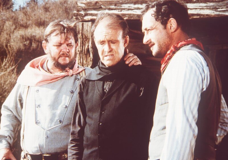 Nels Oleson (Richard Bull, M.) erklärt seinen Entführern Max (Todd Susman, r.) und Georgie (Royce D. Applegate, l.), dass sein Plan fehlgeschlagen ist. – Bild: Sat.1 Gold