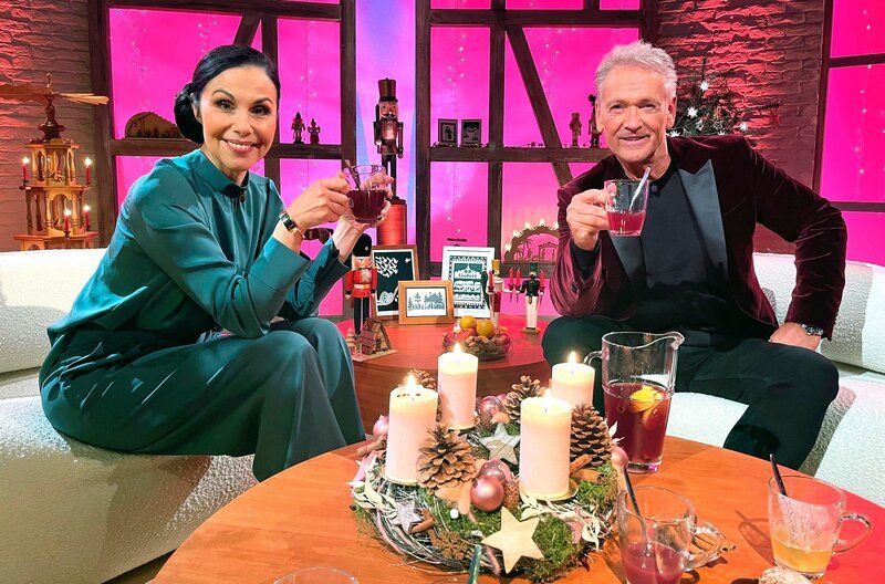 Katrin Weber und Olaf Berger mit Punsch – Bild: MDR/​Martina Körbler