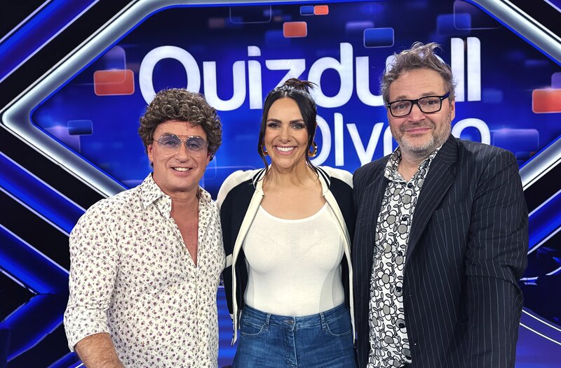 Moderatorin Esther Sedlaczek (M.) mit den Kandidaten des Teams „Comedy“: Atze Schröder (l.) und Paul Panzer (r.). – Bild: ARD/​ITV Studios