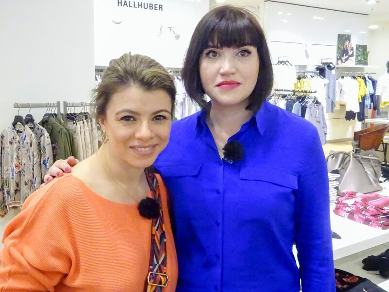 Lala (l.) zusammen mit ihrer Shoppingbegleitung Tatjana. – Bild: MG RTL D /​ Constantin Ent.