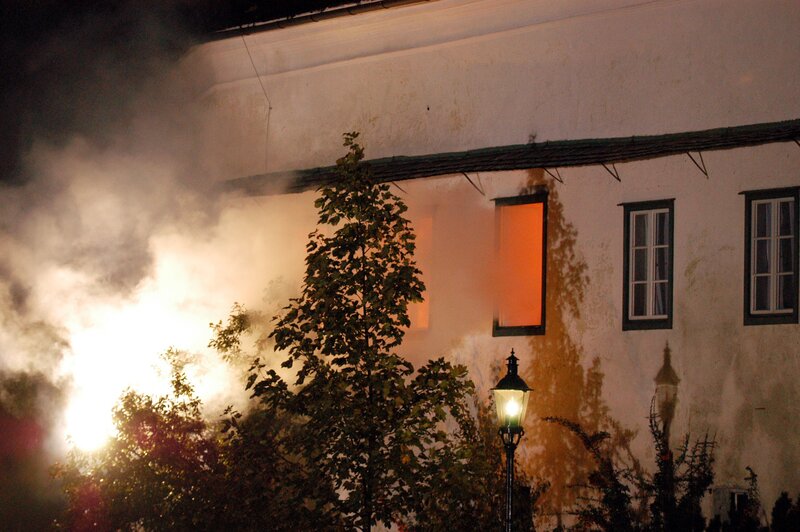 „Schlosshotel Orth“, „Feuer.“ Paula will ihre Eltern wieder versöhnen. Bei ihren Vorbereitungen zu einem romantischen Abend fängt der Vorhang im Hotelzimmer Feuer. Bald steht das Zimmer in Flammen. Während Ruth die von ihr organisierten „Kulturtage Salzkammergut“ eröffnet, kämpft Felix um das Leben von Paula – und um das Schlosshotel. – Bild: ORF/​Hubert Mican