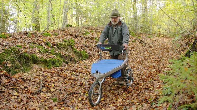 Der 92-jährige Gerhart Wissel mit dem von ihm entwickelten geländetauglichen Rollator – Bild: ServusTV