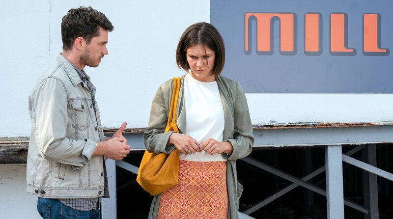 Tobi (Josia Krug, l.) und Anouk (Lilith Häßle, r.) sind ratlos. – Bild: ORF/​ONE GATE/​ARD/​Marion von der Mehden