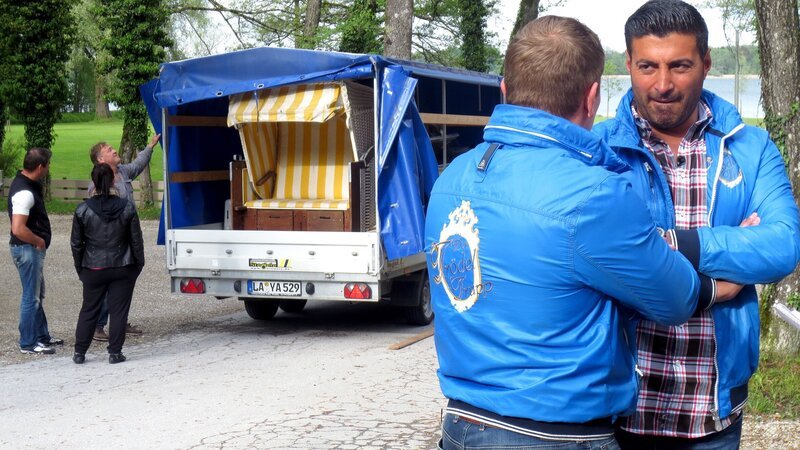 Die Trödelprofis Sükrü Pehlivan (re.) und Otto Schulte besprechen die weitere Strategie – Bild: RTL Zwei