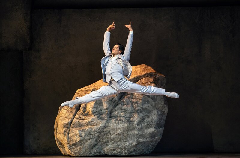 Das Ballett „Giselle“ überzeugt das Publikum mit frischer Bildsprache und einer erzählerischen Choreographie. – Bild: Finnish National Ballet/​Roosa Oksaharju
