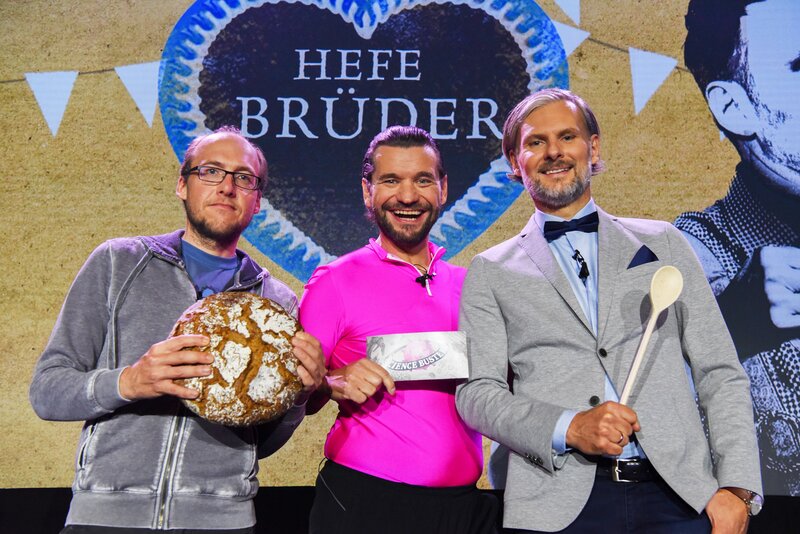 „Science Busters – Wer nichts weiß muss alles glauben“, „Hefebrüder.“ In ihrer neuen Show „Hefebrüder“ spüren die Science Busters dem Intimverhältnis von Lauge und Gebäck nach, und schauen sich an, welche Rolle die Hefe dabei spielt. Lauge zu trinken, schätzen nur wenige, Laugengebäck zu essen aber viele. Woraus man es macht, welche Gefahren dabei drohen und wie man mit ihr einen Gnadenort gründen kann, untersucht MC Martin Puntigam gemeinsam mit den fabelhaften Bäckerbuben Dr. Florian Freistetter, Astronom und Science Blogger und Univ.-Prof. Helmut Jungwirth (Mikrobiologie, Wissenschaftskommunikation, Uni Graz). Im Bild (v.li.): Dr. Florian Freistetter, Martin Puntigam, Univ.-Prof. Helmut Jungwirth. – Bild: ORF 1