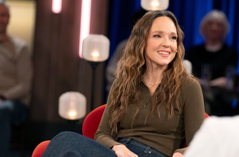 Zum großen Jubiläum vom „Kölner Treff“ feiern Susan Link und Micky Beisenherz einen Abend voller besonderer Begegnungen, persönlicher Geschichten und überraschender Momente. Mit Carolin Kebekus (Foto), Guido Maria Kretschmer, Jörg Pilawa, Motsi Mabuse, Tommi Schmitt und Senta Berger begrüßen sie prominente Gäste, die dem Kölner Treff auf ganz unterschiedliche Weise verbunden sind. – Bild: WDR/​Melanie Grande