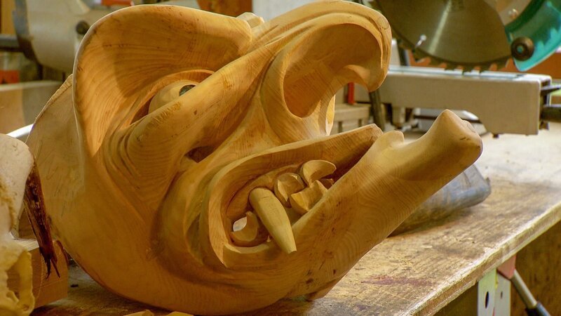 Geschnitzte Maske. – Bild: ORF/​pretv