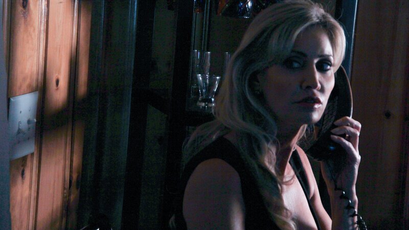 Detective makes a call from a party. – Bild: Discovery Communications