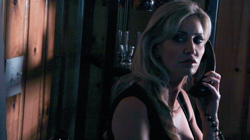 Detective makes a call from a party. – Bild: Discovery Communications