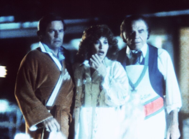 Max (Lionel Stander, r.), Jonathan (Robert Wagner, l.) und Jennifer (Stefanie Powers, M.) finden die Leiche ihrer Freundin Laura im Swimmingpool ihres Hauses. – Bild: ProSieben Media AG