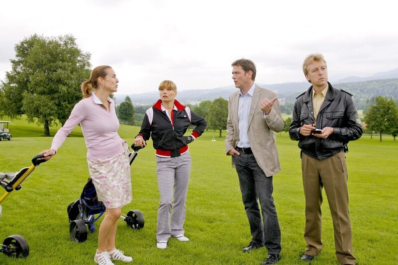 Christian Lind und Michi Mohr nehmen die Golferinnen Eva Simbacher und Leni Rothemund ins Visier ihrer Ermittlungen (v.li.: Caroline Schreiber, Lucia Gailová, Tom Mikulla, Max Müller). – Bild: ORF/​ZDF/​Christian A. Rieger