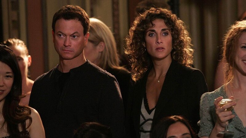 Die Detectives Taylor (Gary Sinise) und Bonasera (Melina Kanakaredes) besuchen aus beruflichen Gründen ein Klavierkonzert. Nach dem Konzert versuchen beide, die Pianistin abzufangen, da ihr Leben in Gefahr ist! – Bild: MG RTL D /​ Robert Voets /​ CBS