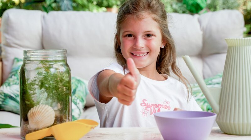 Gartenpiratin Emilia hat einen Unterwassergarten für Drinnen gebaut. – Bild: ORF/​Steiner Familyentertainment