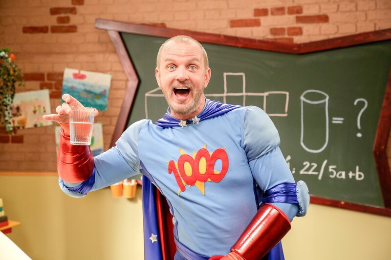 Magic Max verzaubert heute einen Schulrucksack. Wie konnte er ein volles Glas Wasser in den Rucksack zaubern? – Bild: ORF 1