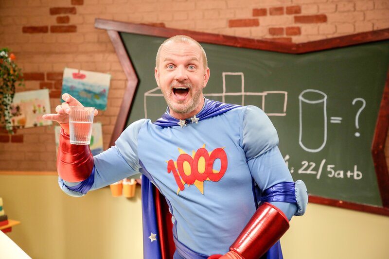 Magic Max verzaubert heute einen Schulrucksack. Wie konnte er ein volles Glas Wasser in den Rucksack zaubern? – Bild: ORF 1