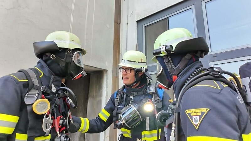 Group leader Michael discusses the situation with Adrian and Noah. – Bild: Warner Bros. Discovery, Inc. or its subsidiaries and affiliates. All rights reserved.