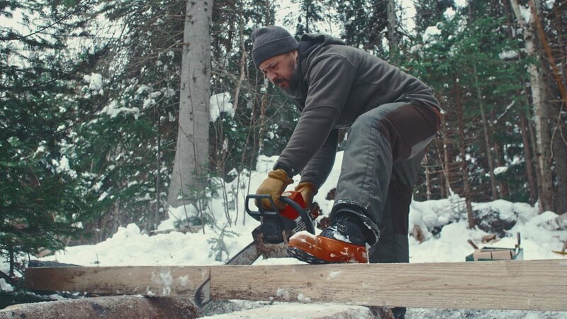 Billy erntet Holz für ein Heimwerkerprojekt. – Bild: Tara Elwood /​ Blue Ant Media