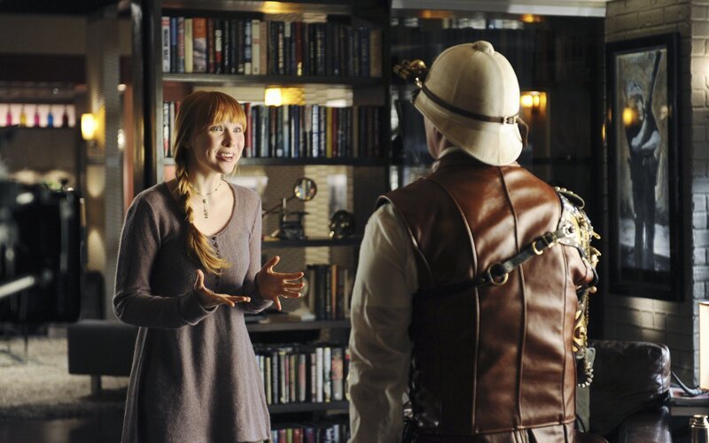 Alexis (Molly C. Quinn, l.) möchte gern den Grund für die seltsame Kostümierung ihres Vaters (Nathan Fillion, r.) erfahren. – Bild: 2010 American Broadcasting Companies, Inc. All rights reserved. Lizenzbild frei