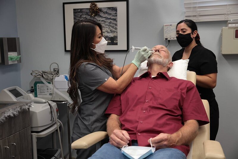 Dr. Lee removes Wesley Gretzinger’s eye growth. – Bild: TLC (FINN)