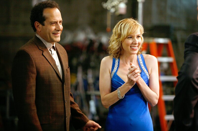 Natalie (Traylor Howard) bekommt tatsächlich den Job als neue Lottofee einer Lotterie-Gesellschaft. Wird Monk (Tony Shalhoub) nun in Zukunft auf seine Mitarbeiterin verzichten müssen? – Bild: ORF/​Universal/​Isabella Vosmikova