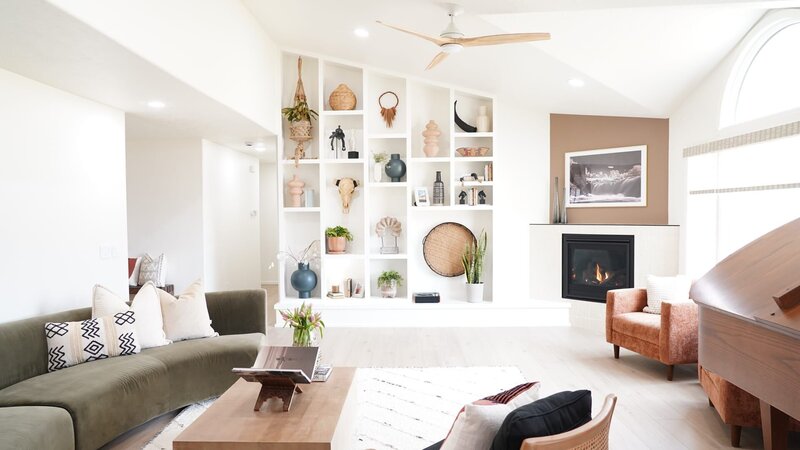 The Valens’ living room after renovation, as seen on Down Home Fab, Season 3. – Bild: Warner Bros. Discovery, Inc. or its subsidiaries and affiliates