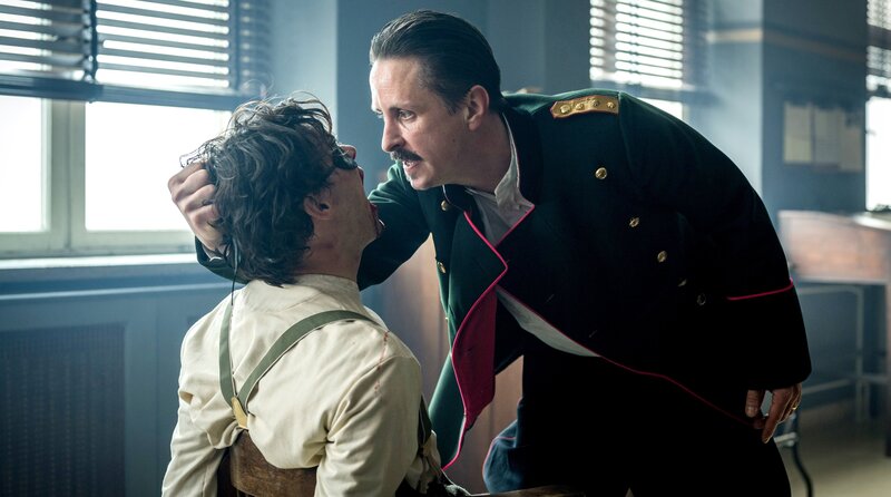 Georg (Thomas Prenn, li.) wird von Polizeichef Caduff (Caspar Käser) verhört. – Bild: ORF/​GLOBAL SCREEN/​SRF/​ARD Degeto/​Amalia Film/​Contrast Film/​Letterbox Filmproduktion/​Pascal Mora