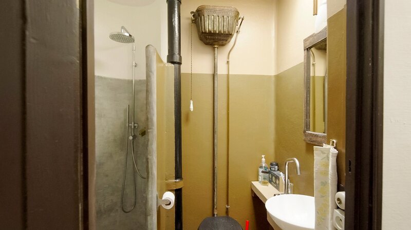 Die Jahre des ‚Neuen Bauens‘ waren auch die Pionierjahre des Badezimmers für alle. Es war klein und karg. Badewanne, Waschbecken, Toilette für die eigene Familie und die Bedezimmertür abschließbar. – Bild: HR/​Ion Casado