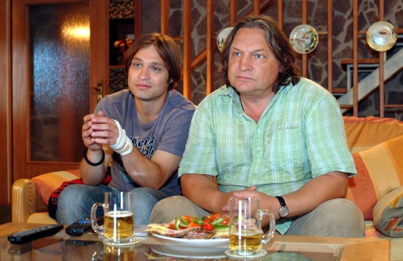 Ganz der Vater: Bruno (Tim Sander, l.) und Bernd (Volker Herold, r.) sind sich nicht nur beim Fernsehen einig. – Bild: SAT.1 /​ Monika Schürle Eigenproduktionsbild frei