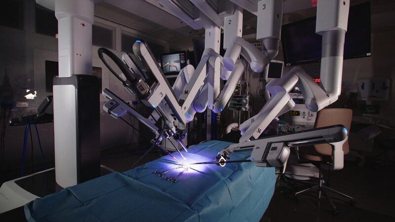 Der Chirurgie-Roboter Da Vinci verfügt über vier Arme, welche vollständig von seinem menschlichen Bediener gesteuert werden. – Bild: WeltN24 GmbH/​Like a Shot Entertainment Limited