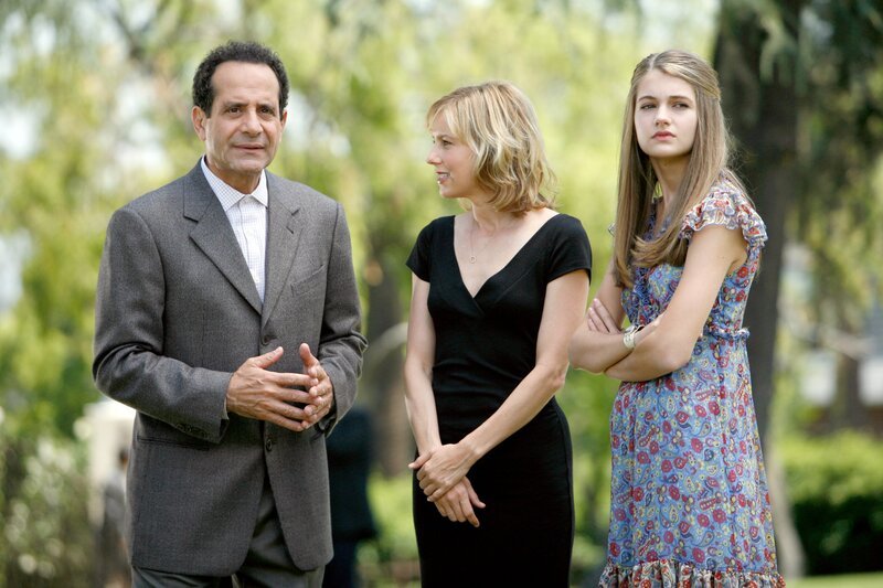 „Monk“, „Mr. Monk und der angekündigte Mord.“ Die aufgebrachte Natalie beschwert sich bei ihrem Arbeitgeber Monk, ihr die Bezahlung der angefallenen Überstunden seit geraumer Zeit zu unterschlagen. Mitten in die Auseinandersetzung platzt Linda Kloster, die Ehefrau des bekannten Schachspielers Patrick Kloster. Sie bittet Monk um Hilfe, da sie seit Wochen von ihrem Mann bedroht wird und um ihr Leben fürchtet. Im Bild (v.li.): Tony Shalhoub (Adrian Monk), Traylor Howard (Natalie Teeger), Emmy Clarke (Julie Teeger). – Bild: ORF/​Universal/​Isabella Vosmikova