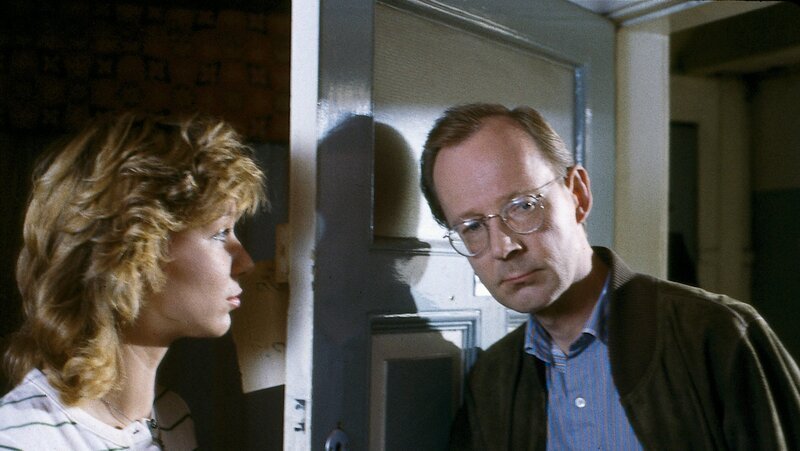 Siegfried Drombusch (Hans-Peter Korff, r.) schlägt seiner arbeitslosen Tochter Sabine (Sabine Kaack, l.) vor, in seinem Antiquitätengeschäft auszuhelfen, doch sie lehnt ab. – Bild: ZDF und KG Gyula Trebitsch