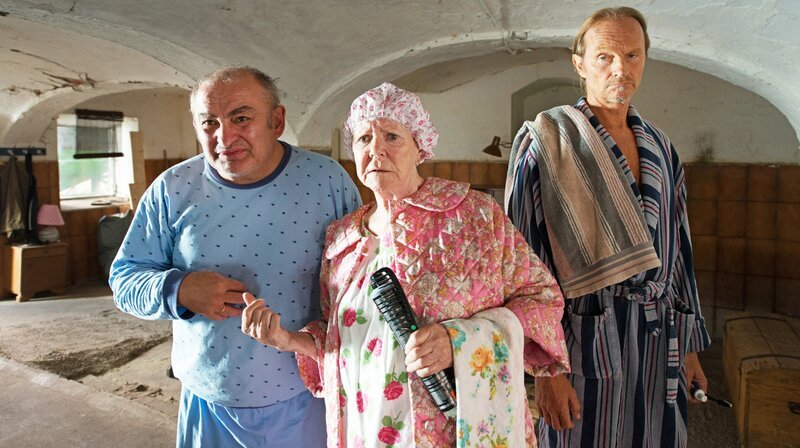 Oma Eberhofer (Enzi Fuchs) und Franz’ Vater (Eisi Gulp, r.) zeigen dem Moratschek (Sigi Zimmerschied, li.) den Hof, nachdem er den Franz zu seinem persönlichen Bodyguard erklärt und sich zum eigenen Schutz kurzerhand auf dem Eberhofer-Hof ein quartiert hat. – Bild: ARD Degeto/​BR/​Constantin Film/​Bernd Schuller