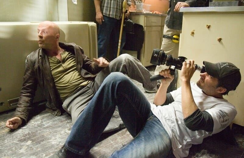 MakingOf: John McClane (Bruce Willis, l.) und Regisseur Len Wiseman. – Bild: RTL Nederland