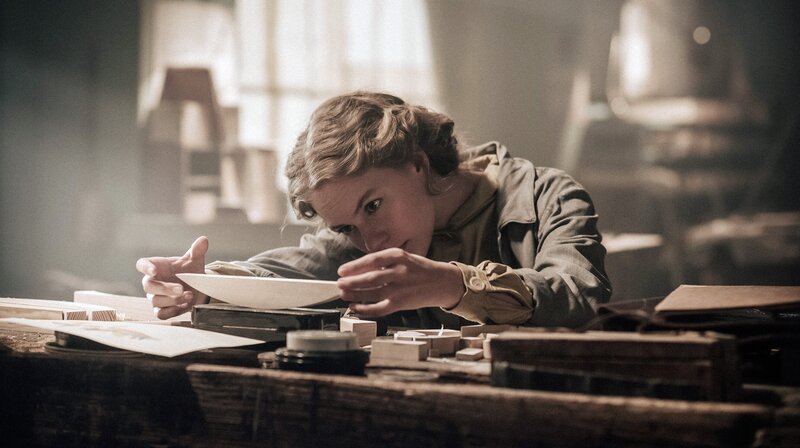 Lotte (Alicia von Rittberg) arbeitet in der Werkstatt des Bauhaus Weimar am kleinen Schiffbauspiel. – Bild: MDR/​UFA Fiction/​Stanislav Honzik