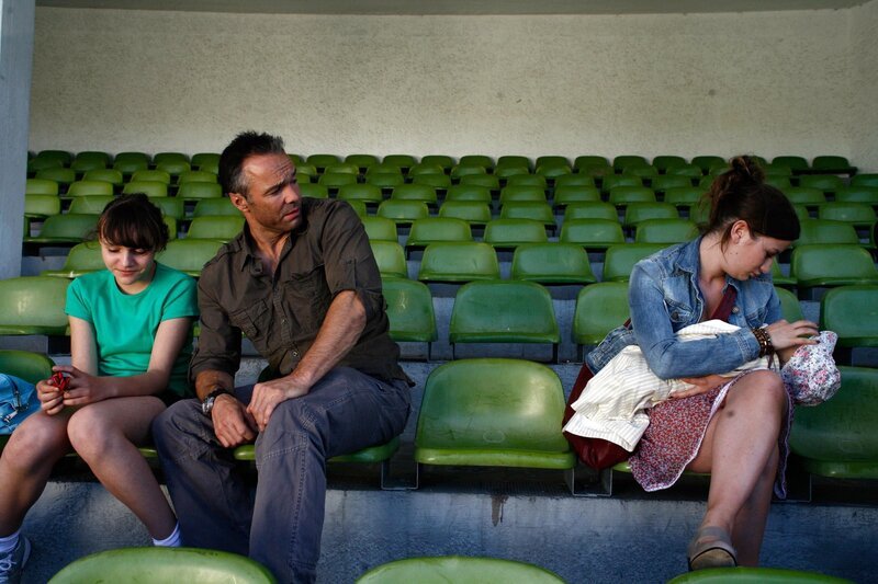 Weil sich Harald (Hannes Jaenicke, M.) derart in die Betreuung der Kinder von seiner Tochter Marla (Nina Gummich, r.) und seiner Freundin Sabine steigert, hat er keine Zeit mehr für seine jüngste Tochter. Pragmatisch wie Floh (Nina Monka, l.) ist, beschließt sie, sich ein neues Zuhause zu suchen. Schließlich kommt sie bald in die Pubertät, da braucht sie eine Familie, die dieser Aufgabe gewachsen ist … – Bild: Volker Roloff