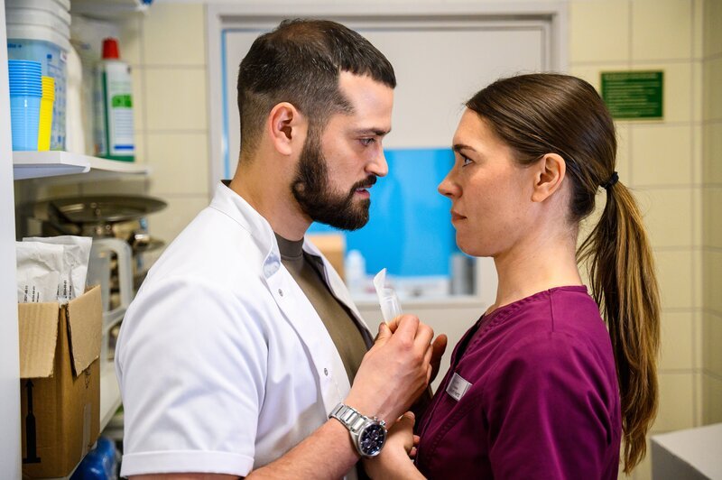 Dr. Tarik Sahin (Nicolas Fethi Türksever, l.) und Elisabeth „Betty“ Hertz (Henrike Hahn, r.) – Bild: ZDF und Julia Feldhagen