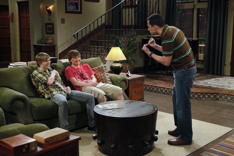 L-R: Eldridge (Graham Patrick Martin), Jake (Angus T. Jones) und Alan (Jon Cryer) – Bild: WARNER BROS. ENTERTAINMENT INC.