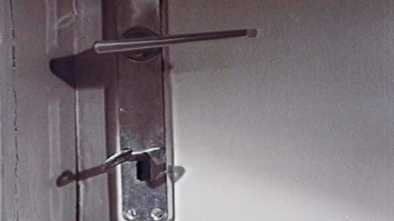 Heimlich wird die Tür von innen aufgemacht. – Bild: BR