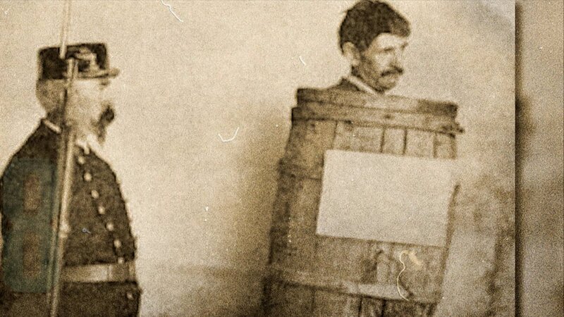 Das unbequeme und demütigende Tonnenhemd gehörte neben der Kugel und der Kette, dem Schwitzkasten und der Einzelhaft zu den Strafen für Häftlinge, die gegen die Lagerregeln verstießen. – Bild: THE HISTORY CHANNEL